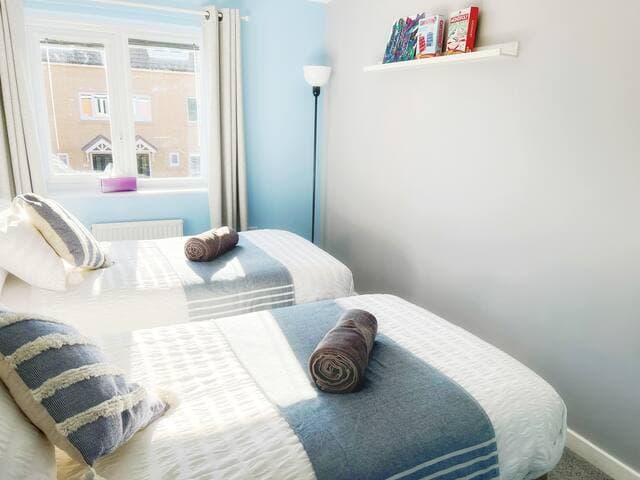 Comfy modern semi-detached | 400Mb WiFi | Parking