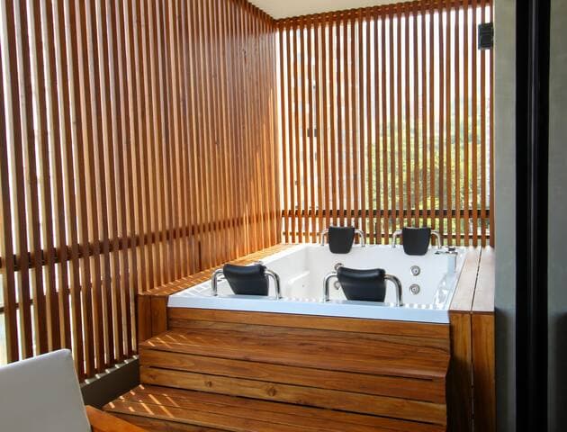 your own Patio  private Jacuzzi .
