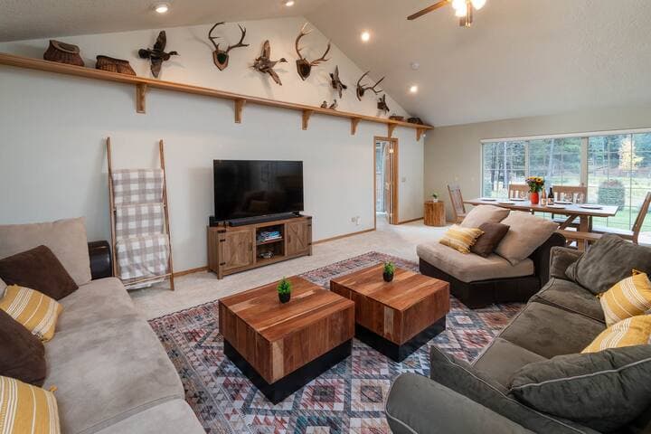 Riverfront,Hot Tub,Cali King, Canoe, Paddle Boards