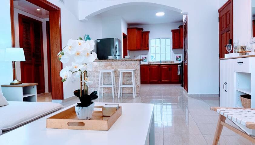 Walk to Beach, Shops, Dining, Pool View, Fast Wifi