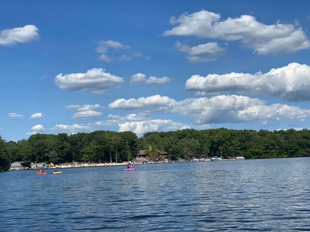 Pocono Retreat -1 Mile to Lake and Skiing!