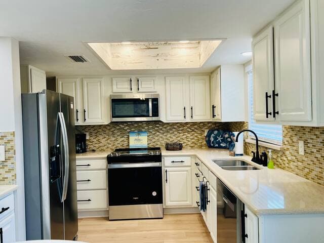 Cozy Beach House, Backyard, Walk to Shore