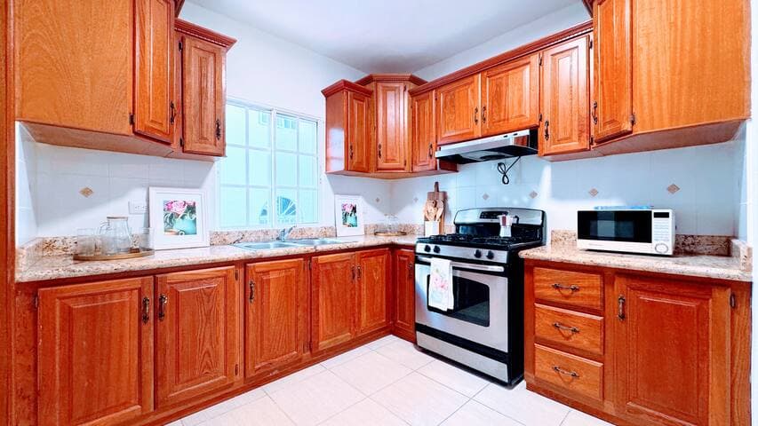 Walk to Beach, Shops, Dining, Pool View, Fast Wifi