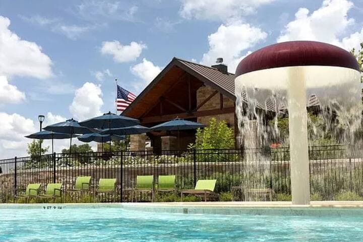 Imagina pasar un día de verano disfrutando del sonido del agua corriente y la refrescante sensación de un chapuzón en nuestra piscina comunitaria, a solo 2 cuadras de nuestra casa. Tarjeta de acceso sin costo para el uso de la casa club.