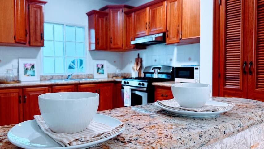 Walk to Beach, Shops, Dining, Pool View, Fast Wifi