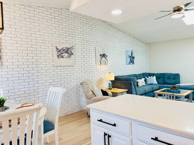 Cozy Beach House, Backyard, Walk to Shore