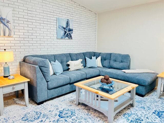 Cozy Beach House, Backyard, Walk to Shore