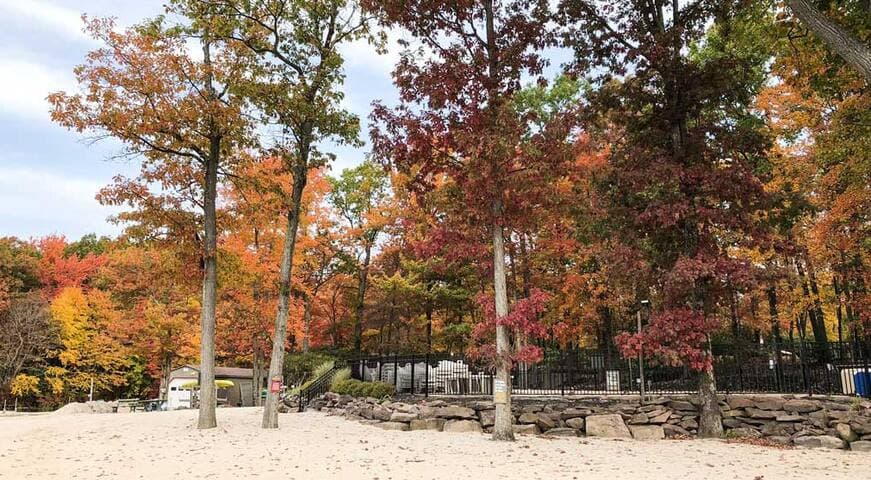 Pocono Retreat -1 Mile to Lake and Skiing!