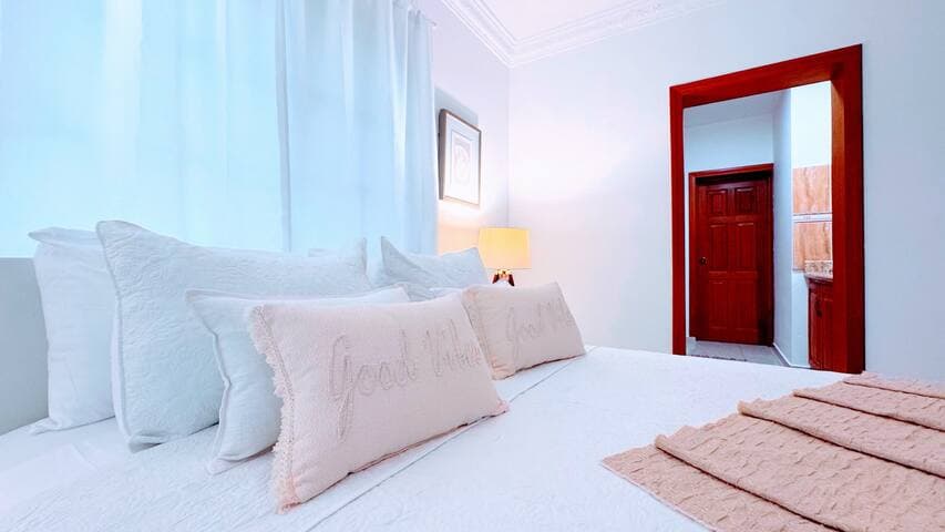 Walk to Beach, Shops, Dining, Pool View, Fast Wifi