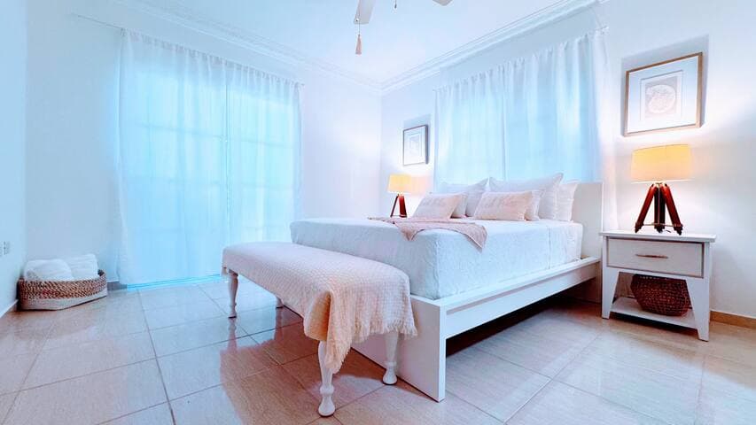 Walk to Beach, Shops, Dining, Pool View, Fast Wifi