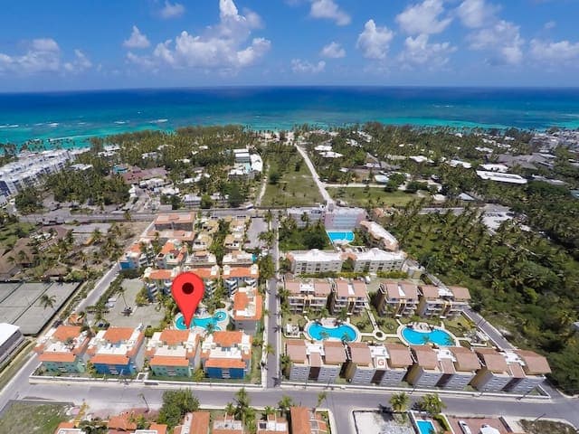 Situated just an 8 minute walk from all the best vibes on the island found at the local beach, shops, restaurants.