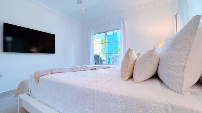 Walk to Beach, Shops, Dining, Pool View, Fast Wifi