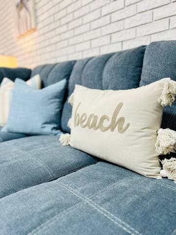 Cozy Beach House, Backyard, Walk to Shore