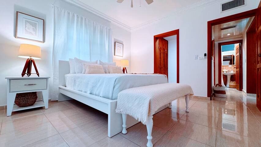 Walk to Beach, Shops, Dining, Pool View, Fast Wifi