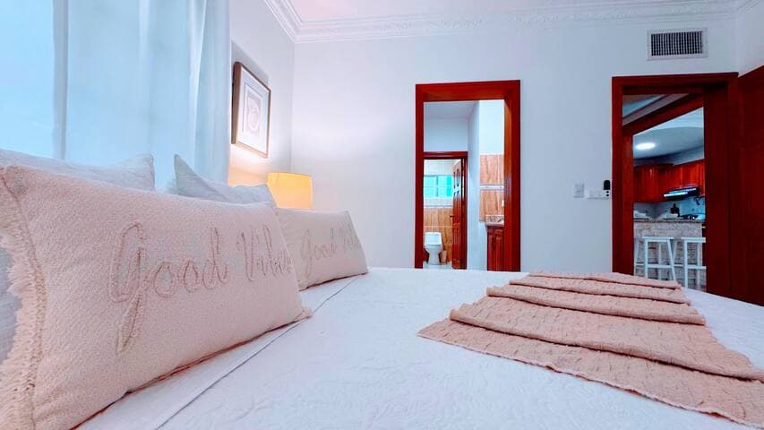 Walk to Beach, Shops, Dining, Pool View, Fast Wifi