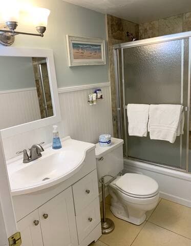 Second full bath with tub for soaking or bathing the littles!