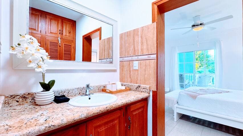 Walk to Beach, Shops, Dining, Pool View, Fast Wifi