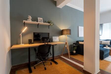Office space, with standing desk with 250mbps+ fast wifi for work from home!