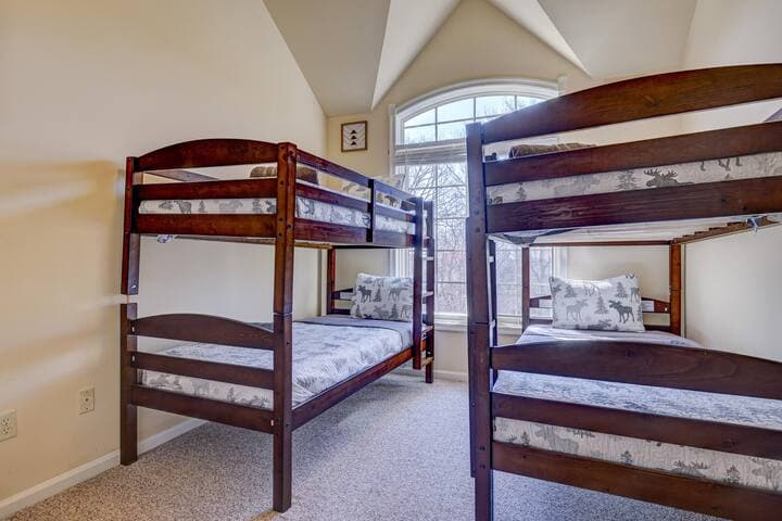 Pocono Retreat -1 Mile to Lake and Skiing!