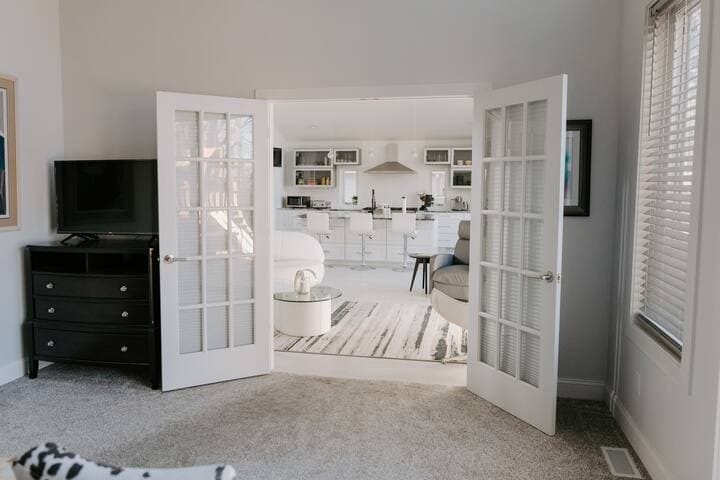 Lakeside Retreat | Modern Stay on Goose Lake