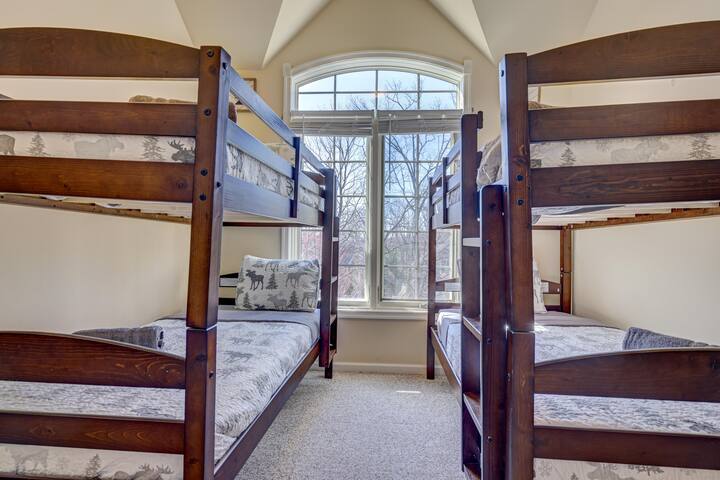 Pocono Retreat -1 Mile to Lake and Skiing!