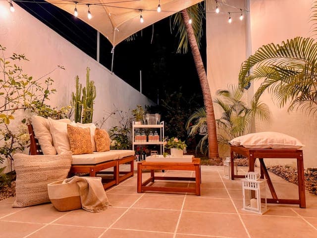 Walk to Beach, Dining, Shops, Pool View & Backyard