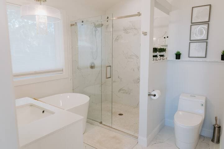 Lakeside Retreat | Modern Stay on Goose Lake