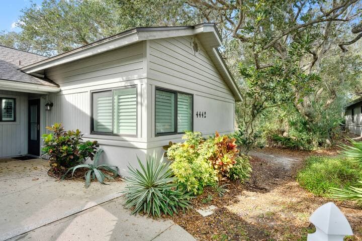 Sea Woods Beachside villa, 3 pools + amenities!