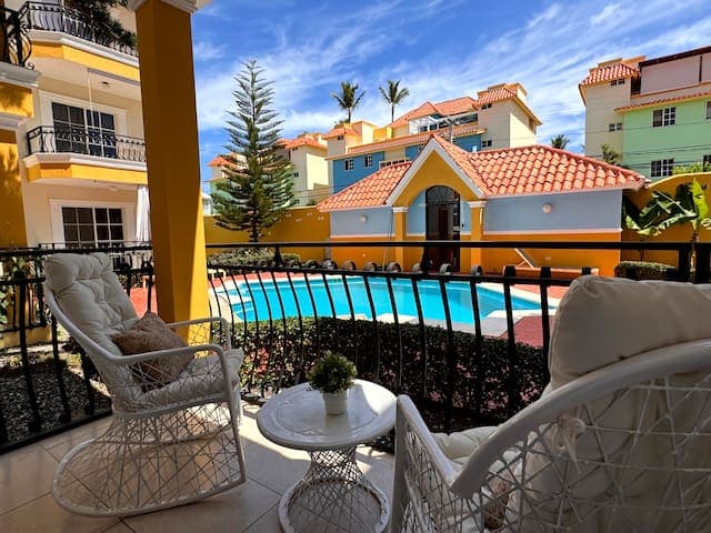 Walk to Beach, Dining, Shops, Pool View & Backyard