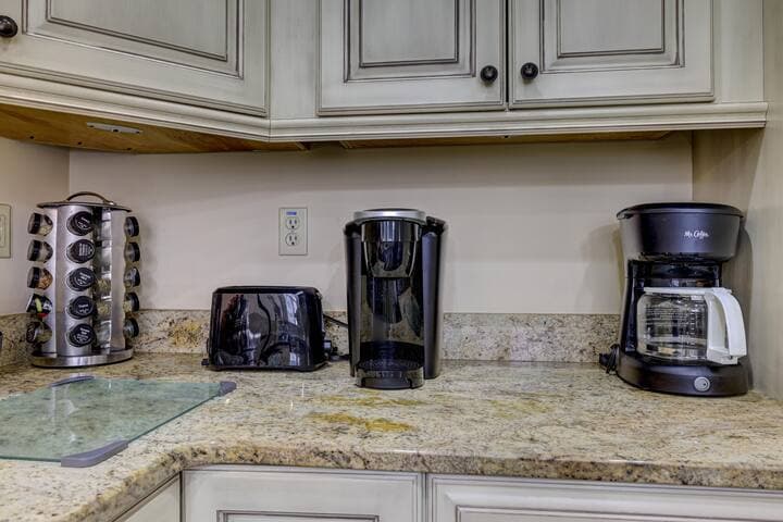 Pocono Retreat -1 Mile to Lake and Skiing!