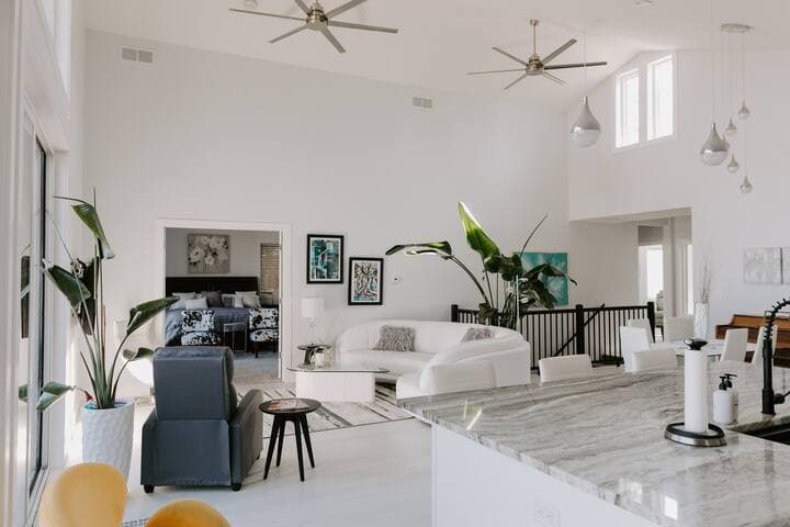 Lakeside Retreat | Modern Stay on Goose Lake