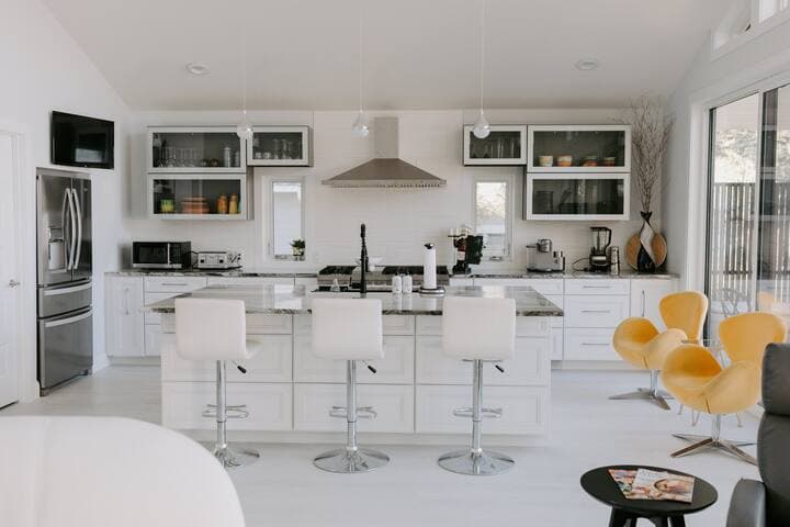 Lakeside Retreat | Modern Stay on Goose Lake