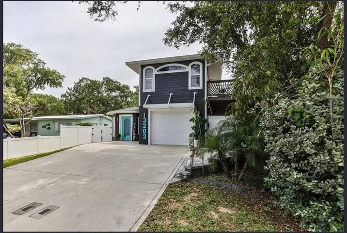 Attention Snowbirds: Beachside Pool House