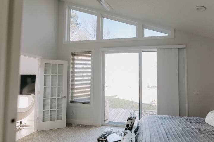 Lakeside Retreat | Modern Stay on Goose Lake