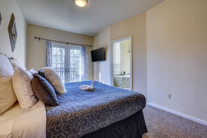 Pocono Retreat -1 Mile to Lake and Skiing!