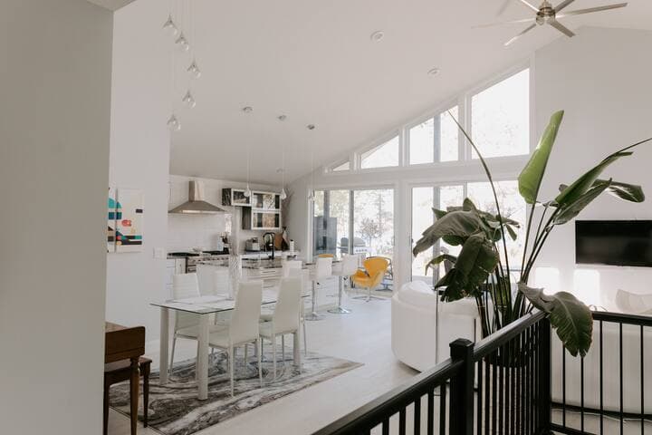 Lakeside Retreat | Modern Stay on Goose Lake