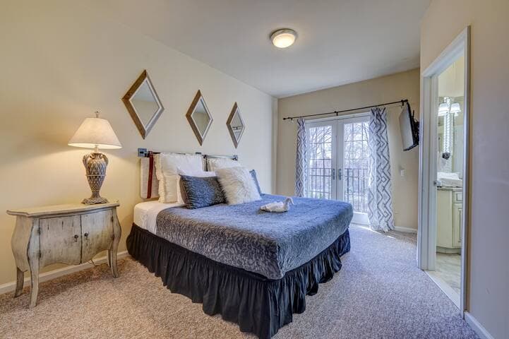 Pocono Retreat -1 Mile to Lake and Skiing!