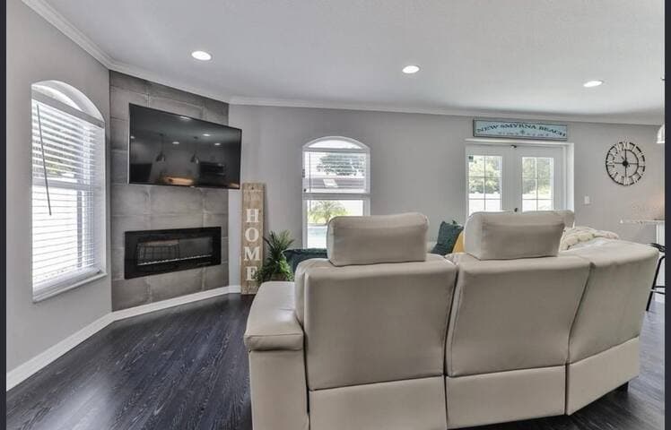 Attention Snowbirds: Beachside Pool House