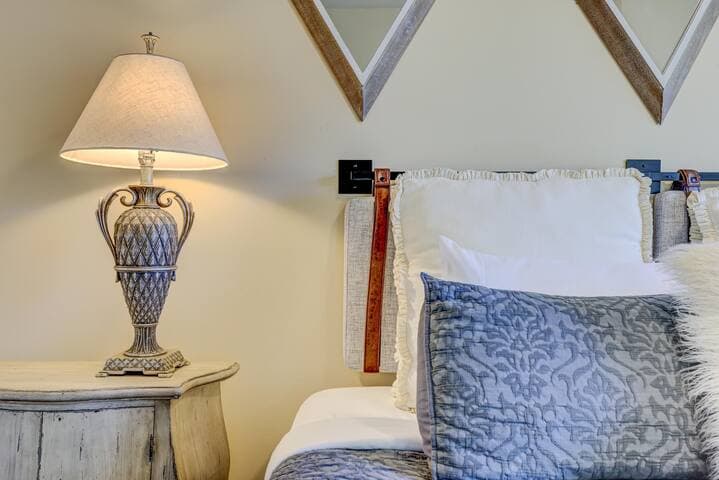 Pocono Retreat -1 Mile to Lake and Skiing!