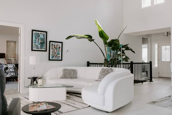 Lakeside Retreat | Modern Stay on Goose Lake