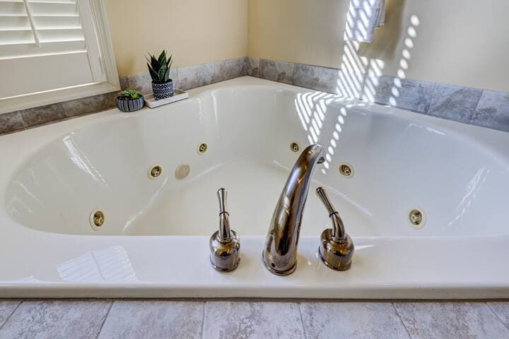 Pocono Retreat -1 Mile to Lake and Skiing!