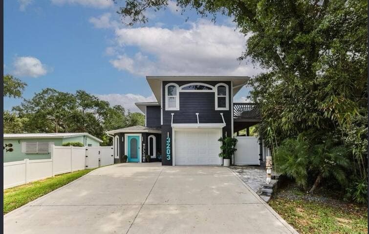 Attention Snowbirds: Beachside Pool House