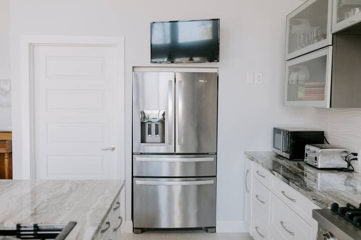 Lakeside Retreat | Modern Stay on Goose Lake