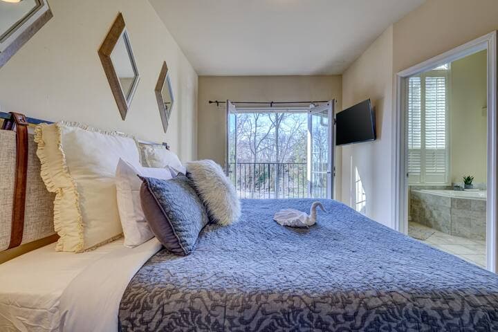 Pocono Retreat -1 Mile to Lake and Skiing!