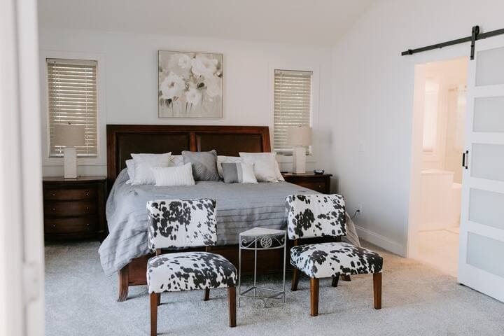 Lakeside Retreat | Modern Stay on Goose Lake