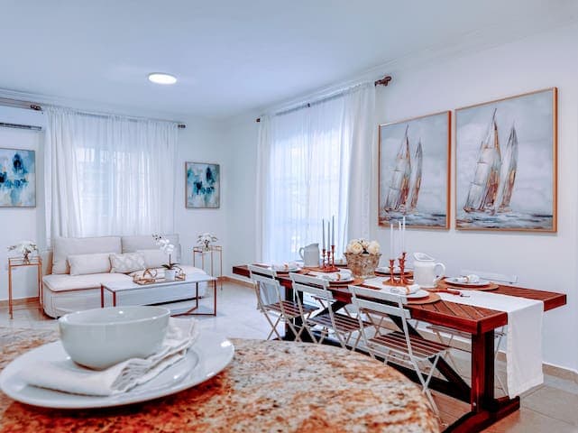 Walk to Beach, Dining, Shops, Pool View & Backyard