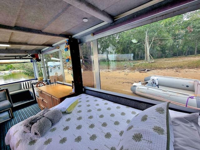 We had a beautiful stay on The Liquid Spirit, walking distance to all you need on Hastings Street. Surrounded by spectacular beaches. Then having the house boat located in a perfectly peaceful location. David and Ally made us feel very welcome Oct 23