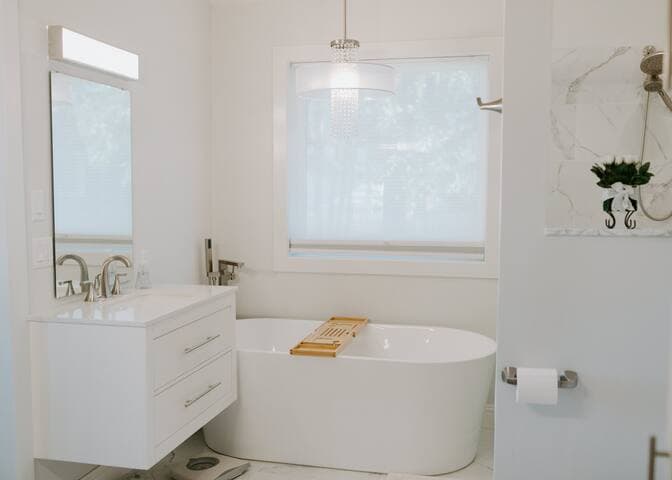 Lakeside Retreat | Modern Stay on Goose Lake