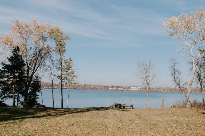 Lakeside Retreat | Modern Stay on Goose Lake