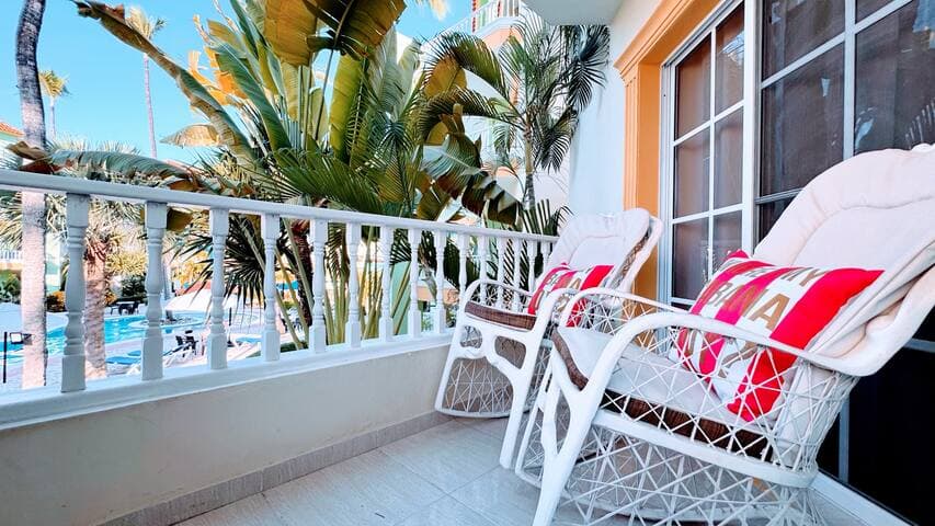 Walk to Beach, Shops, Dining, Pool View, Fast Wifi